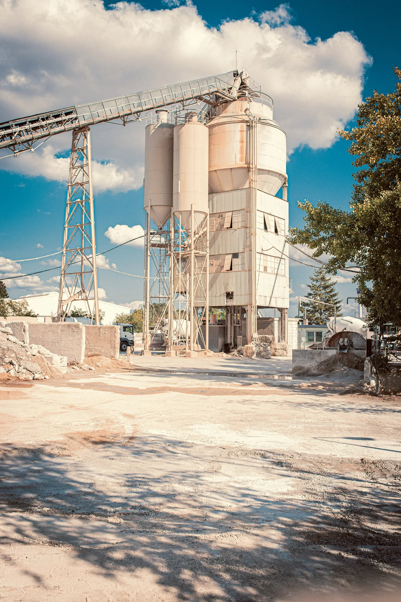 ready-mix batching plant silos serving Minneapolis